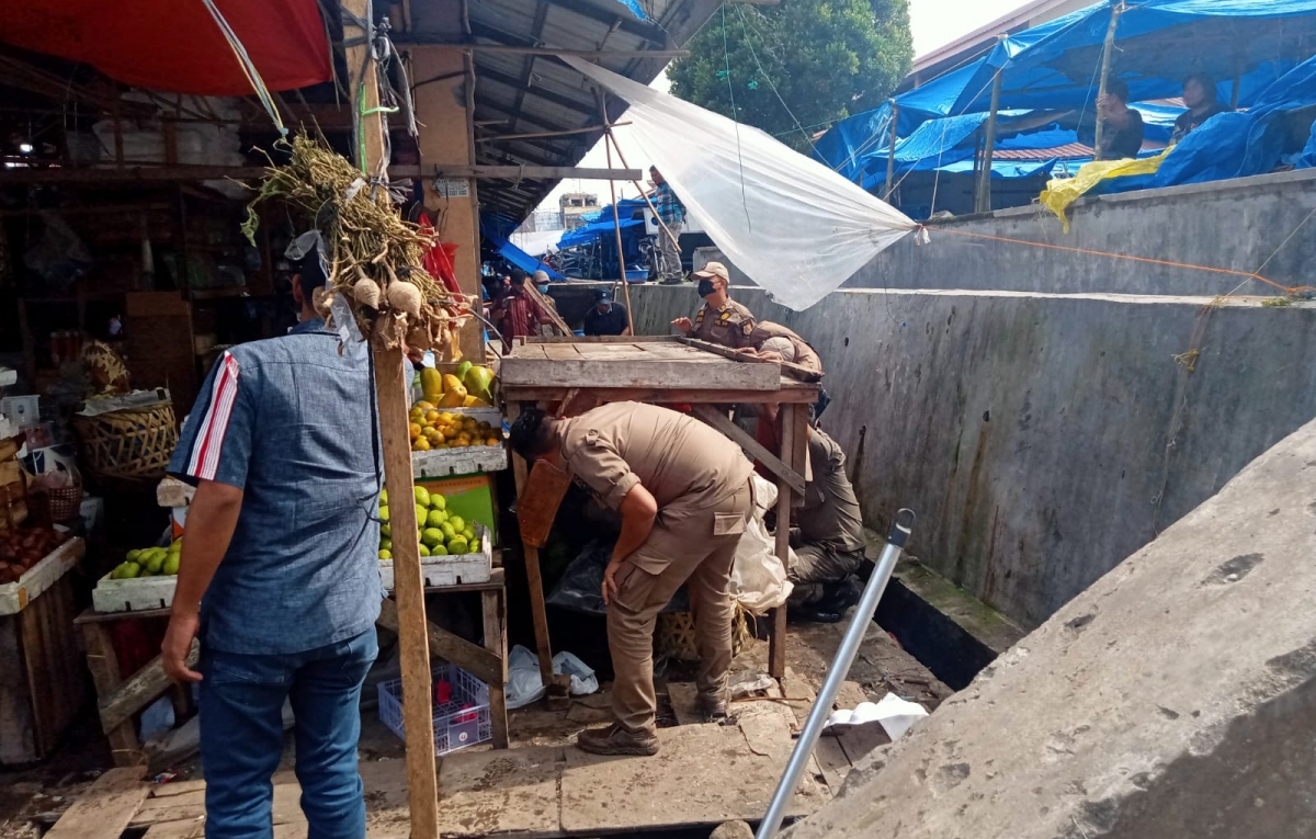 PD Pasar dan Satpol PP Urai Kesemrawutan di Pasar Sidikalang