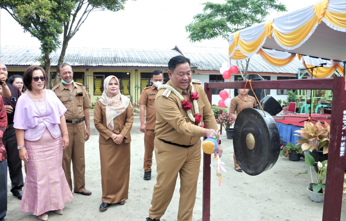 Penuh Apresiasi, Bupati Eddy Berutu Buka Festival Lomba Seni Tingkat SMP